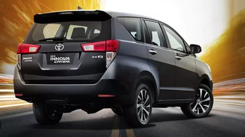 Toyota Innova Crysta: यह शानदार कार हुई ₹25000 महंगी, अभी जाने नई कीमत और फीचर्स